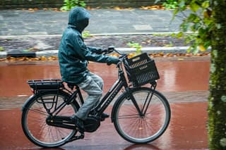 Dik ingepakt..Regenpak aan