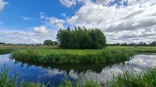 Mix van donkere wolken, blauwe lucht, zon en buien