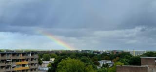 Regenboog met regengordijn