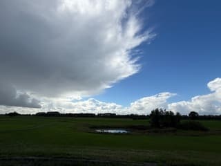 Regenbui of blauwe lucht 