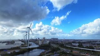 Buien trekken over Tata Steel in IJmuiden 