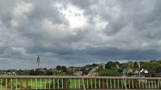 Donkere lucht met uitzicht op Rhenen