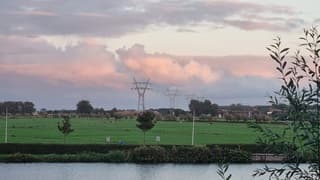 Opbollende wolken in de avondzon