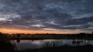 Zonsopkomst kleurt de lucht