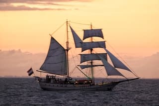 Prachtige tweemaster bij zonsondergang