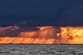 Zonnestralen bij zonsondergang 