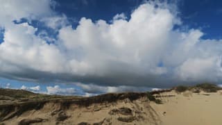 Imposante stapelwolk boven zandverstuiving 