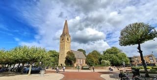 De kerk van Heemskerk vandaag in de zon en wolken 