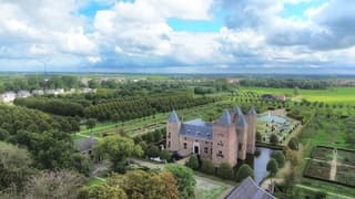 Zon en wolken wisselen elkaar af in Heemskerk vandaag bij kasteel Assumburg 