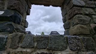 Doorkijkje naar het grijze weer vandaag met grijze wolken