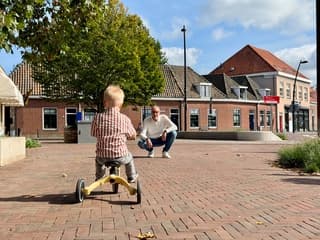 Oefenen op de driewieler in de zon