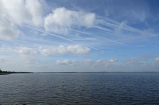 Een mooie blauwe lucht in Harderwijk