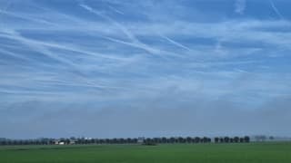 gestreepte lucht met laag hangende mist 