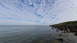 Veel bewolking maar ook blauwe lucht bij Markerwaarddijk/Markermeer