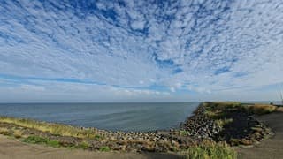 Veel bewolking maar ook blauwe lucht bij Markerwaarddijk/Markermeer