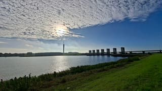 Zon achter de wolken bij de houtribsluizen 