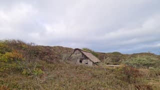 Bewolking boven de plaggenhut op Texel 