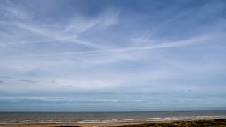 SLUIERBEWOLKING BOVEN ZEE