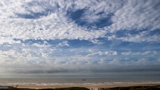 SCHAPENWOLKJES BOVEN ZEE