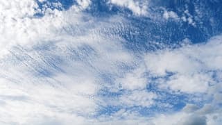 In de middag schitterende sluierbewolking 