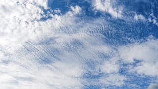 In de middag schitterende sluierbewolking 