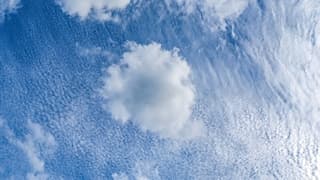 In de middag schitterende sluierbewolking 
