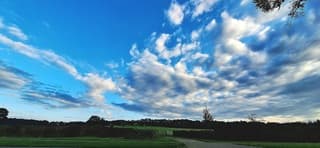 Half bewolkt 