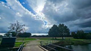 Plots donkere wolken
