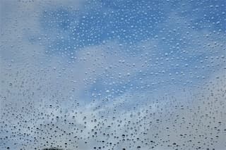 Regen soms uit blauwe lucht druppels