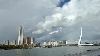 Rotterdam met wolken 