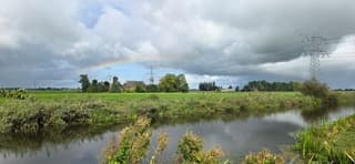 Mooie regenwolken en een regenboog vanmiddag 