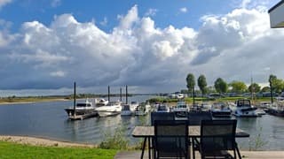 Wolkenlucht met eerst zon en later buien