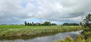 Mooie regenwolken en een regenboog vanmiddag 