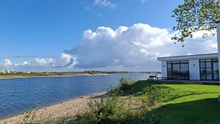 Wolkenlucht met zon, maar ook af en toe een bui
