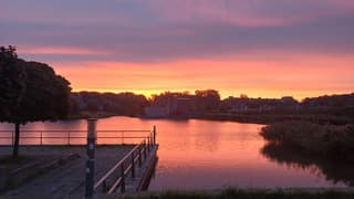 Ochtendrood water in de sloot