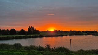 De zonsopkomst voordat de zon achter de wolken verdween 
