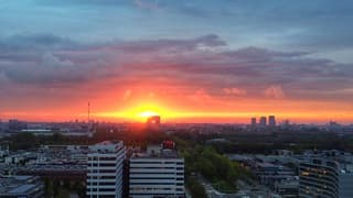 Skyline van Amsterdam bij zonsopkomst 