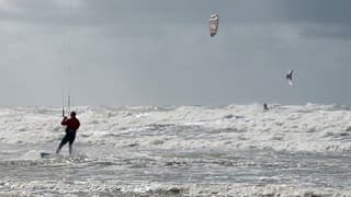 Stevige wind aan zee 