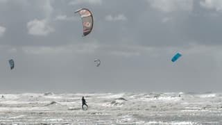 Stevige wind aan zee 