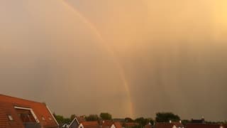 Prachtige regenboog en neerslagschermen na zware bui Stellendam