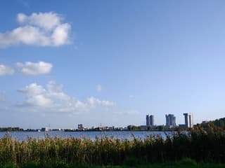 Blauwe lucht boven de Zevenhuizerplas