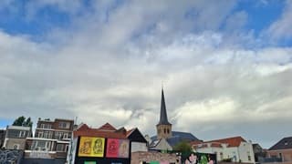 Wolkenlucht met zonneschijn 