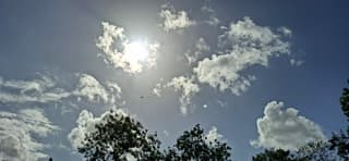 Spitfire tussen de wolken.