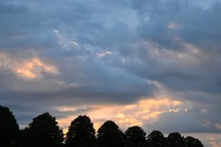 Vanmorgen vroeg. Zon kwam net op. Mooi samen met de donkere wolken