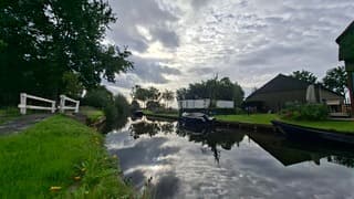 Belt-Schutsloot mooie huisjes langs het water/perfecte weerspiegeling