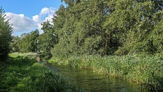 Kabbelend water met stapelwolken