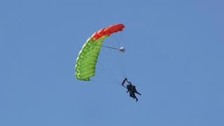Ondanks harde wind toch parachutespringen