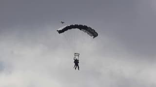 Grijs bewolkt achter de parachutist