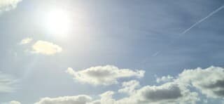 Prachtige wolkenlucht en zon komt door 