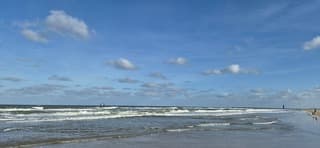 Donkere wolken trekken weg. Frisse wind.